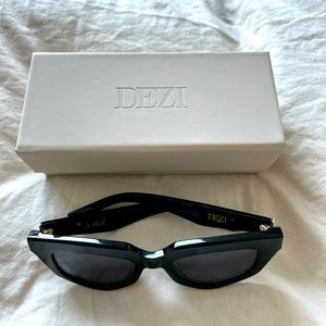 Dezi ON READ sunglasses